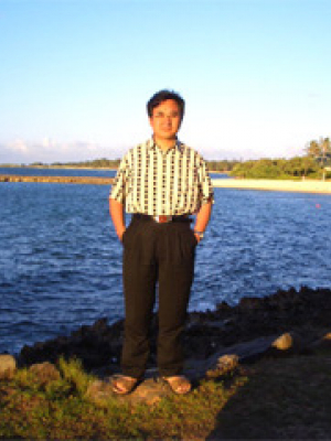 朱熹平，ylg永利数学系教授，1998年度国家杰出青年科学基金获得者，2001 年至 2006 年被聘为教育部长江学者奖励计划特聘教授，分别于 2002年和 2013 年为全国百篇优秀博士学位论文指导教师, 2015年度国家自然科学基金创新研究群体项目学术带头人。朱熹平教授主要从事几何分析领域的研究：解决了Ricci 流的唯一性公开问题，证明了四维情形的由 Wolf 奖和 Abel 奖获得者Gromov所提出的正迷向曲率流形猜测（这也被 Schoen 在2010年国际数学家大会的1小时大会报告中重新提出），为国际重大数学课题Thurston几何化猜测的最终证明做出了一份贡献。  著名数学难题Poincaré猜测仅是Thurston 几何化猜测的小部分。1982-2002 年间，Hamilton 建立了利用 Ricci 流解决Thurston 几何化猜测的研究框架。2002-2003 年间，Perelman 在互联网上贴出了三篇论文，简略地提出了完成 Hamilton 框架的论证。Hamilton-Perelman 理论能否给出 Thurston 几何化猜测的证明是当时国际数学界众所关心的问题。全世界至少有三个团